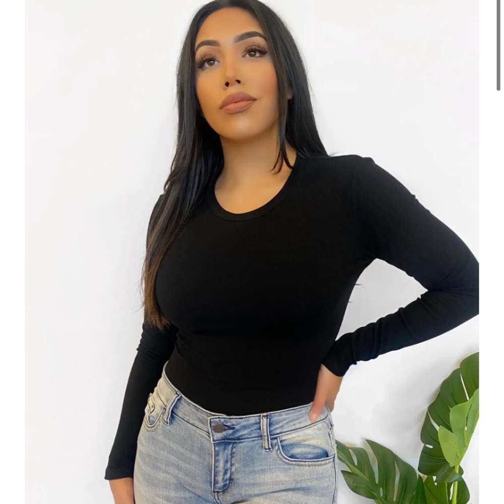 ⭐️Retails $50 Laura’s boutique⭐️ Black bodysuit size M